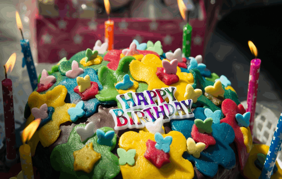 ISTORIJA PROSLAVE ROĐENDANA: Zašto dobijamo rođendansku tortu sa svećama?
