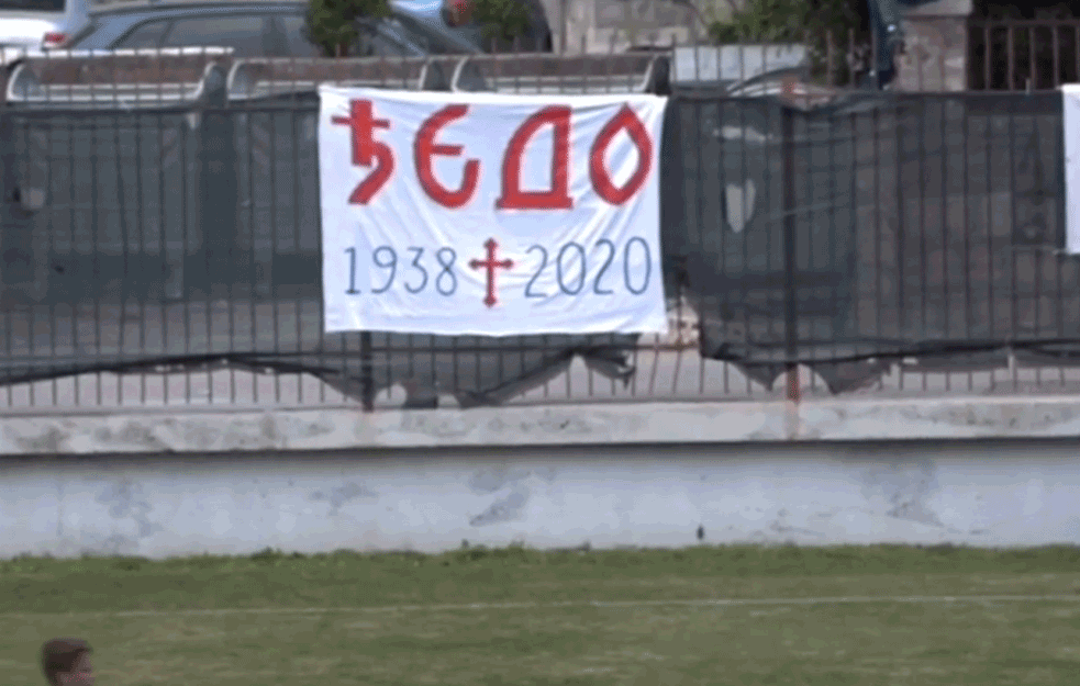 NEKOM SMETA I MRTAV MITROPOLIT AMFILOHIJE: <span style='color:red;'><b>Prekinuta utakmica</b></span> pred praznim tribinama zbog transparenta -'Đedo' (Video)

