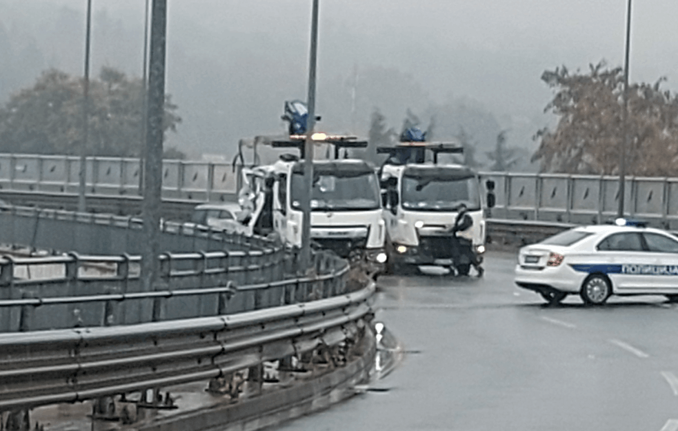 POVREĐENI U KARAMBOLU NA MOSTU NA ADI PODLEGAO POVREDAMA: <span style='color:red;'><b>Vozač preminuo</b></span> u Urgentnom centru (FOTO)