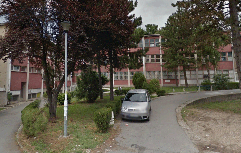 NESREĆA U ŽELEZNIKU: Policajac <span style='color:red;'><b>ispao kroz prozor</b></span> Doma zdravlja! 