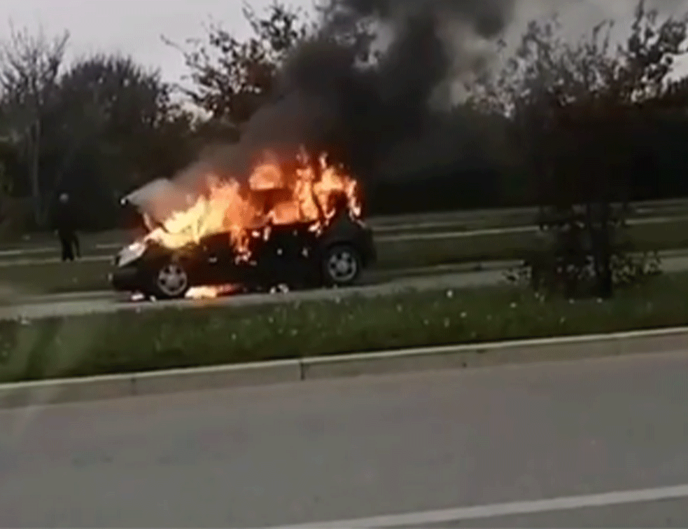 HAOS U NOVOM SADU: Zapalio se automobil u Bulevaru i odmah izgoreo, NAČINJENA VELIKA ŠTETA (VIDEO)