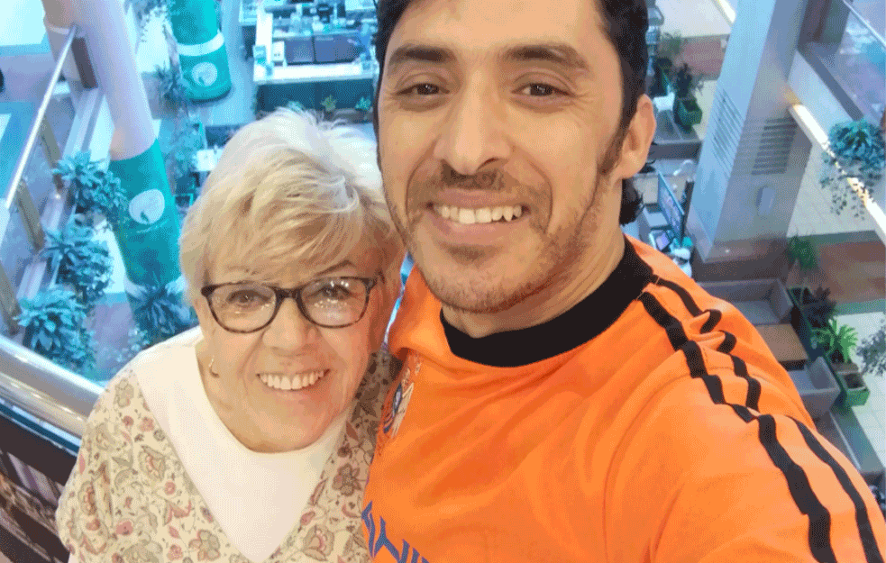 LJUBAV NEMA GRANICE: Starija je OD NJEGOVE MAJKE 20 GODINA, imaju ODNOSE SVAKI DAN, a posle prvog sastanka IMALA JE NESNOSNE BOLOVE!    

