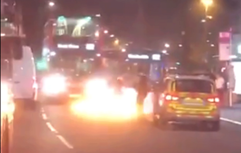 TERORISTIČKI NAPAD U LONDONU? Uleteo automobilom u policijsku stanicu! (FOTO+VIDEO)