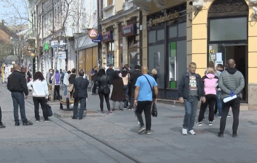 DERU GRAĐANE, 'NAPLAĆUJU I ULAZ': Imamo najviše <span style='color:red;'><b>provizije</b></span> u Evropi, pala prva tužba, a banka posle 24 sata povećala naknadu za održavanje računa