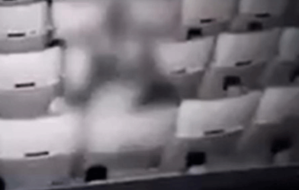 PROCUREO SNIMAK: Par u bioskopu u ljubavnom zanosu (VIDEO)