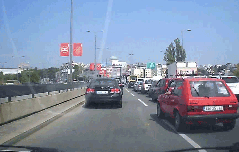 <span style='color:red;'><b>DRAMA U BEOGRADU</b></span>: Muškarac skočio sa nadvožnjaka na AUTOKOMANDI!