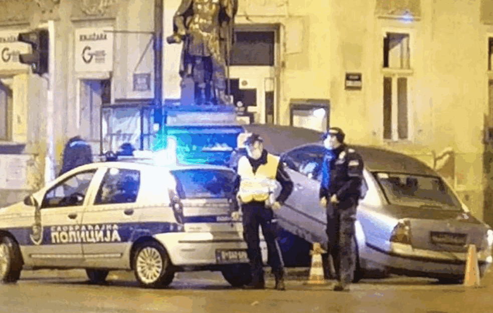 TEŠKA SAOBRAĆAJNA NESREĆA U PANČEVU: Automobil pun putnika se zakucao u spomenik, ima povređenih...