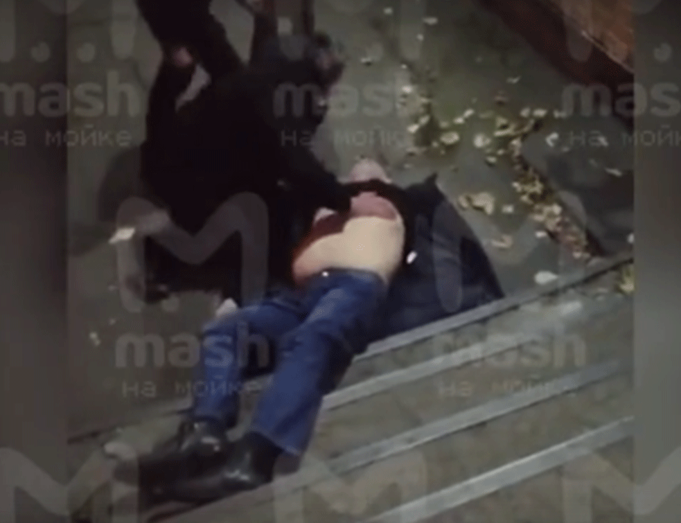 STRAVIČNO UBISTVO: Prekorio ih jer ne nose maske u autobusu, a onda su ga IZBOLI (VIDEO)