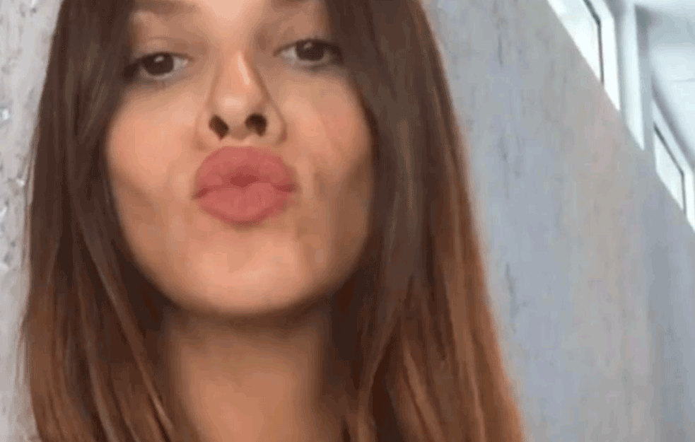 MUŠKARCI U SRBIJI LUDELI ZA NJOM, ONA SE UDALA ZA 20 GODINA STARIJEG MILIJARDERA: Evo čime se sada bavi atraktivna pevačica (VIDEO)