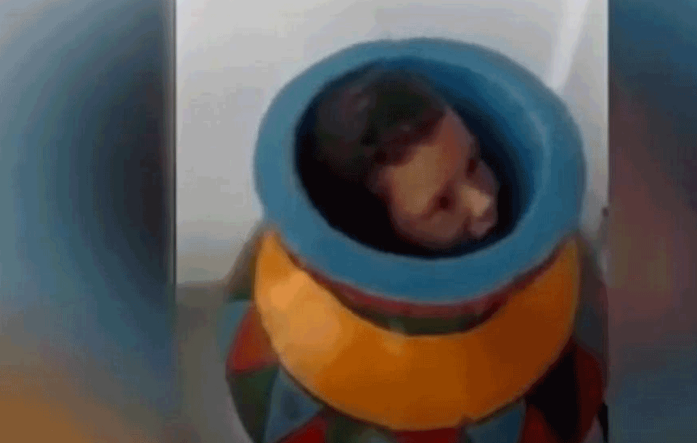 I TO SE DEŠAVA: Dete upalo U VAZU I ZAGLAVILO SE! (VIDEO)