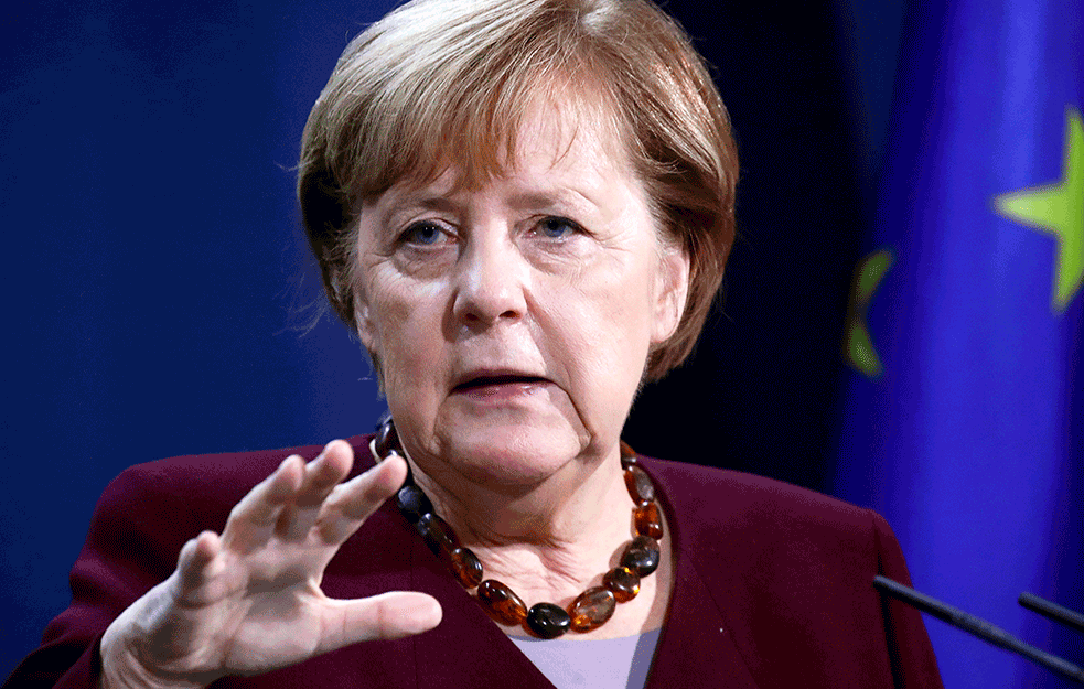 Kijev optužuje Merkelovu za <span style='color:red;'><b>ujedinjenje</b></span> Krima i Rusije
