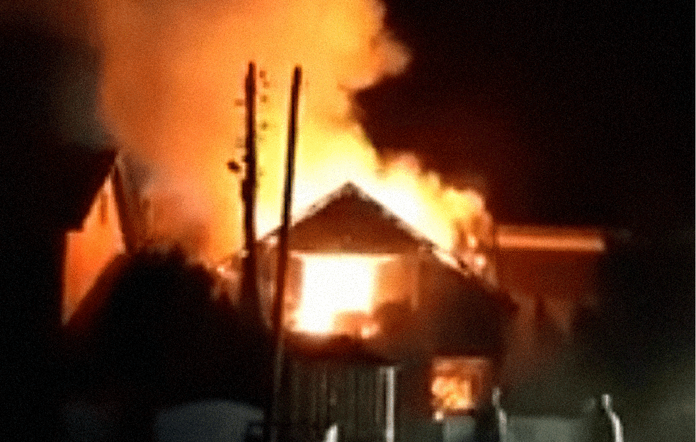 UŽAS KOD POŽAREVCA: Zapalio kuću u kojoj su bili ukućani, vatrogasci SPREČILI TRAGEDIJU (VIDEO)
