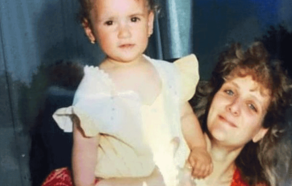 MLADA JE OSTALA BEZ RODITELJA: Pevačica je imala TEŽAK ŽIVOT, a onda je ZASIJALA na ovom takmičenju (FOTO) 