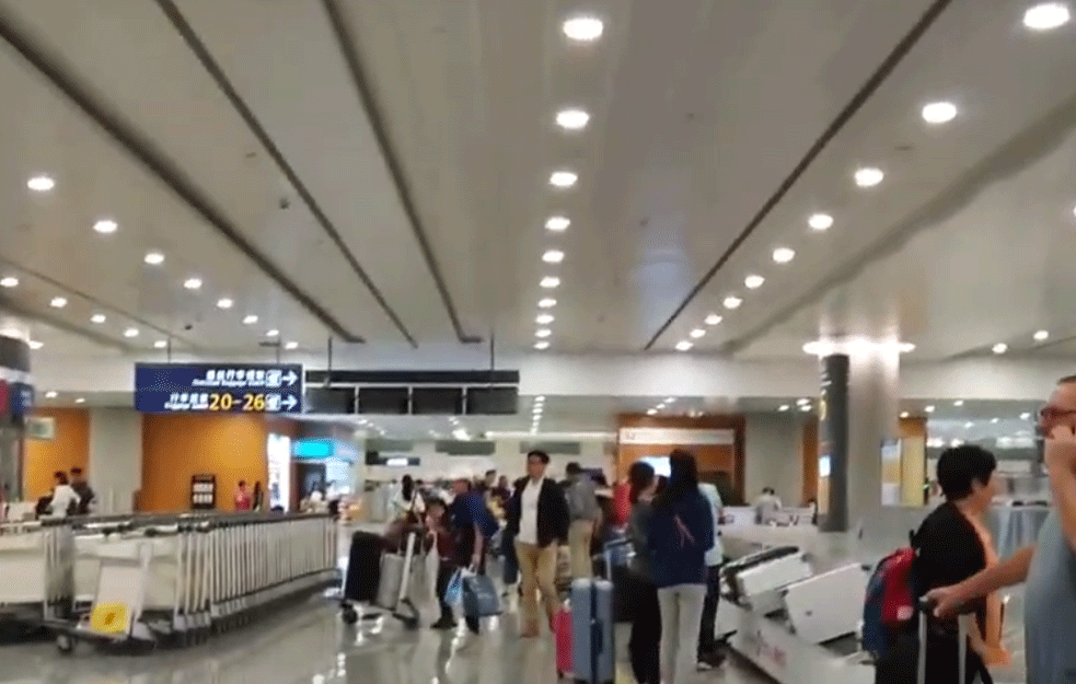 STAMPEDO NA AERODROMU: Posle naredbe za <span style='color:red;'><b>masovno testiranje</b></span>, nastao HAOS, ljudi gazili jedni druge! (VIDEO)
