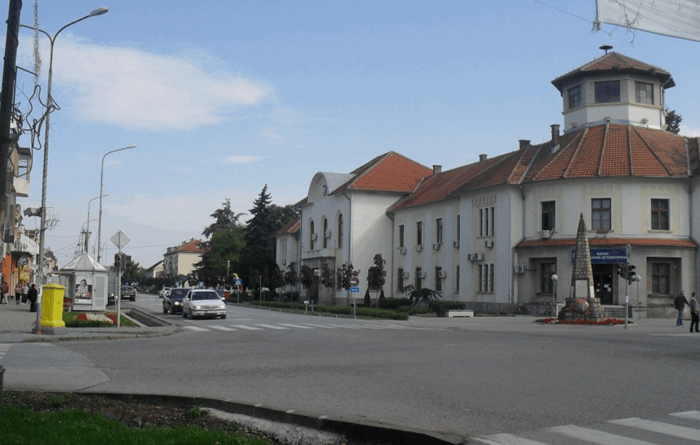 Užas u <span style='color:red;'><b>Bogatić</b></span>u! Mladić izbo majku i oca