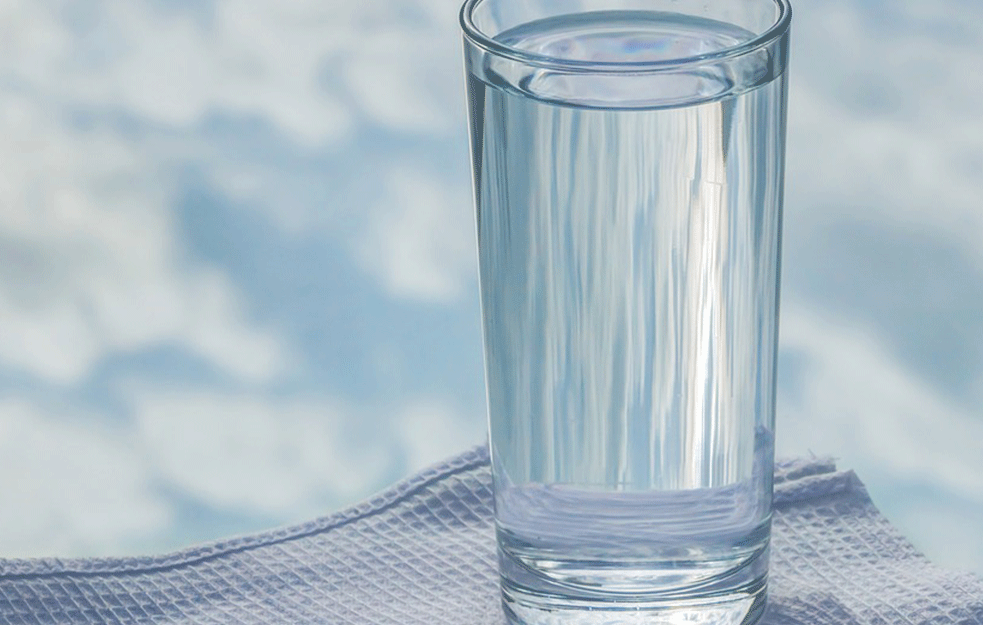 KADA TREBA PITI VODU? Da li je zdravo posegnuti za čašom vode odmah nakon buđenja?