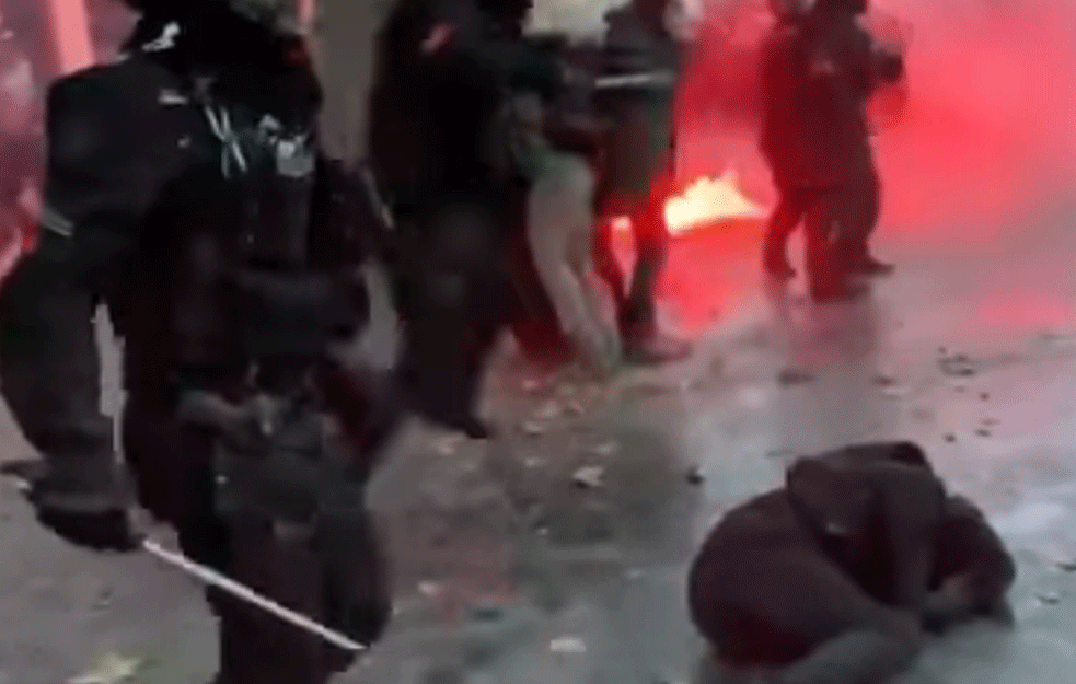 HAOS U PARIZU: Građani protiv policijske <span style='color:red;'><b>brutalnost</b></span>i, paljene baklje, bačen suzavac! (VIDEO)