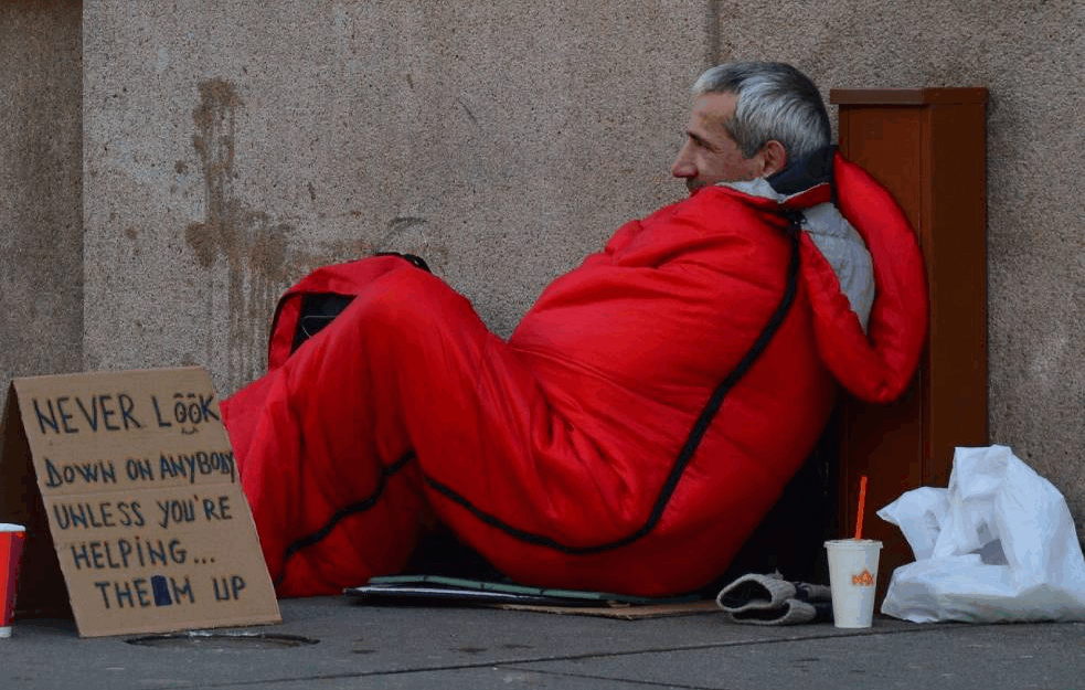 HUMANOST NA DELU: Ova devojka ima super način da pomogne BESKUĆNICIMA… Obucite se toplo U OVOM PARKU! (FOTO)