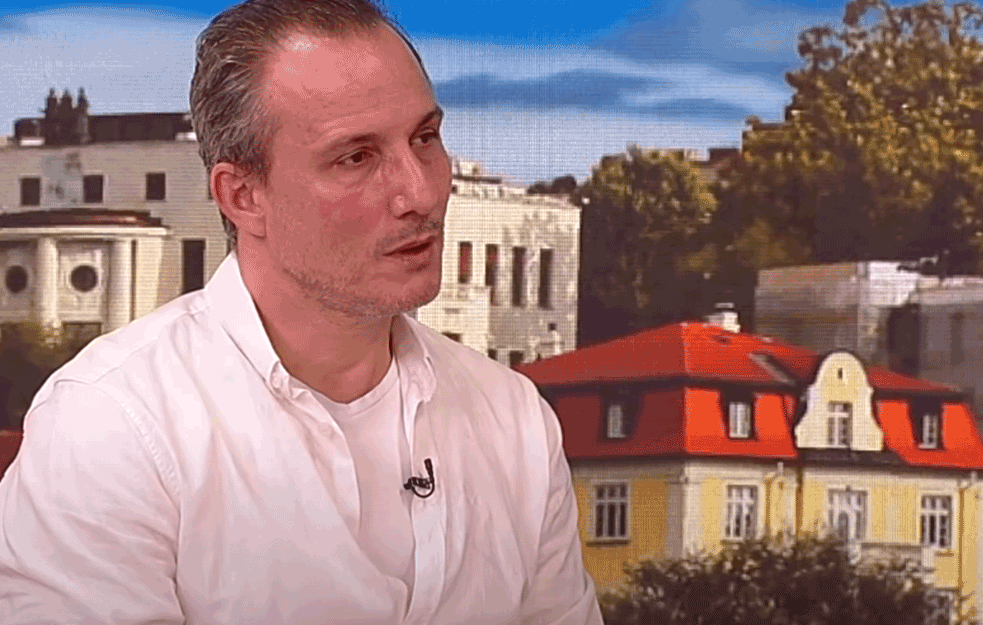 Nikada NISU ZAJEDNO u javnosti, ali ne krije LJUBAV prema njoj: <span style='color:red;'><b>Miloš Timotijević</b></span> priznao koliku PODRŠKU ima od supruge, ona mu samo JEDNU STVAR zamera 