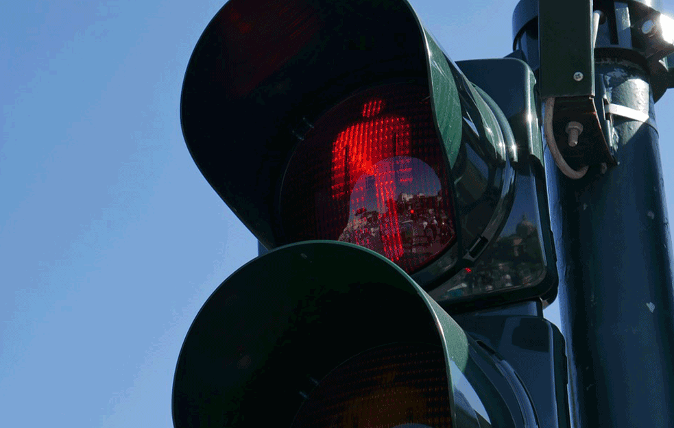MOGUĆE JE, EVO I KAKO: Kako da umanjite kaznu za prolazak kroz crveno svetlo na <span style='color:red;'><b>semafor</b></span>u?