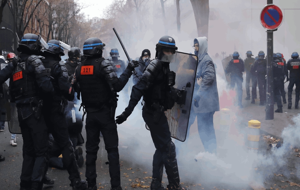 FRANCUZI PROTIV MAKRONA: Neredi u sred Pariza zbog spornog zakona, policija upotrebila suzavac na razularenim demonstrantima (VIDEO)
