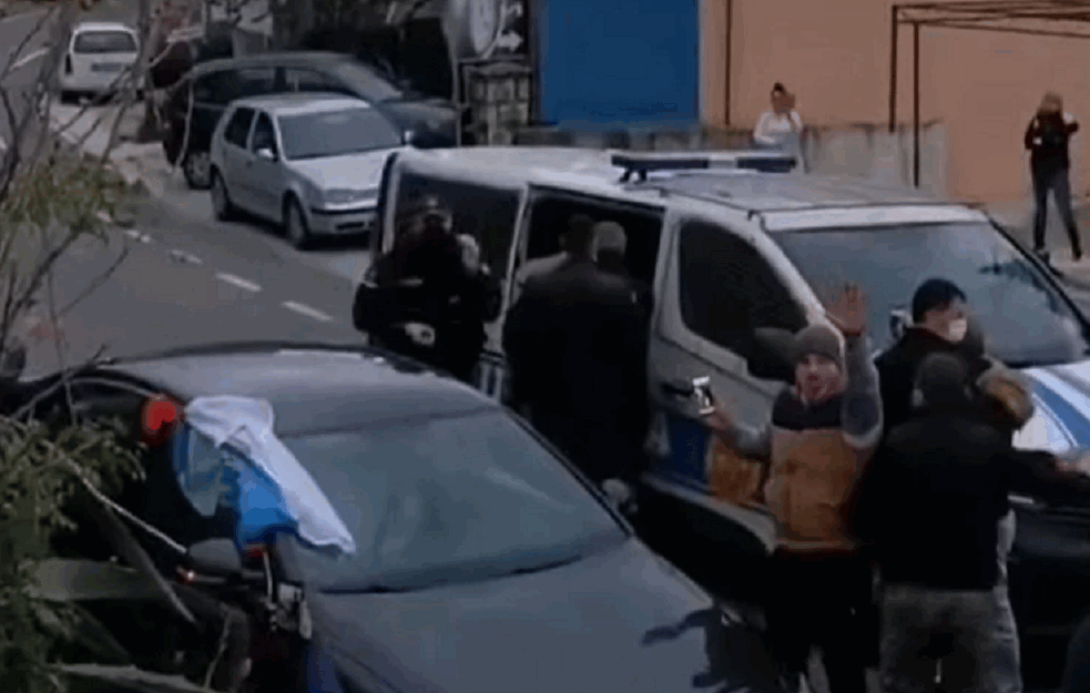 INCIDENT TOKOM AUTO LITIJE U HERCEG NOVOM: POLICAJAC udarao u automobile S TROBOJKAMA i crkvenim zastavama, uhapšene tri osobe (VIDEO)     
