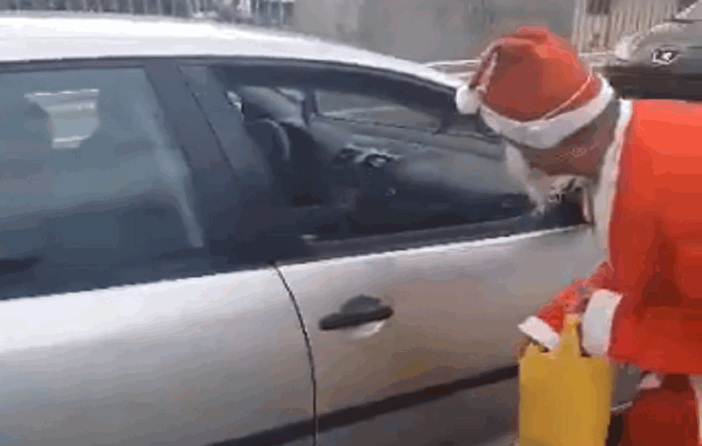 Rešio da unese PRAZNIČNI DUH u Mostar: Boro Vukoje je obukao <span style='color:red;'><b>odelo DEDA MRAZA</b></span> i sugrađanima delio POKLONE I BOMBONE (VIDEO)