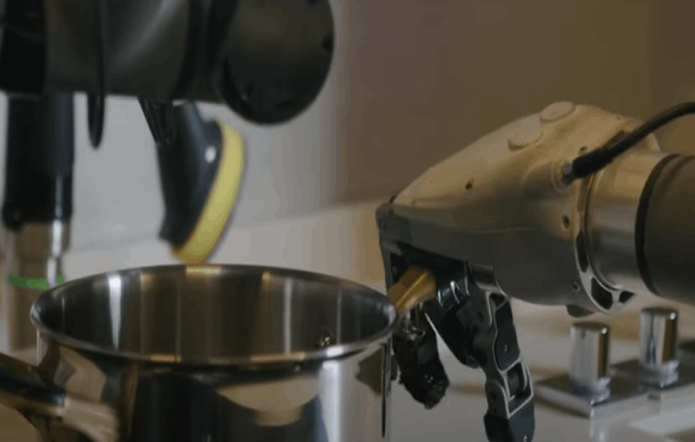 KOŠTA KO KUĆA, ALI VREDI: Robotska kuhinja sama i sprema ručak i pere sudove (VIDEO)