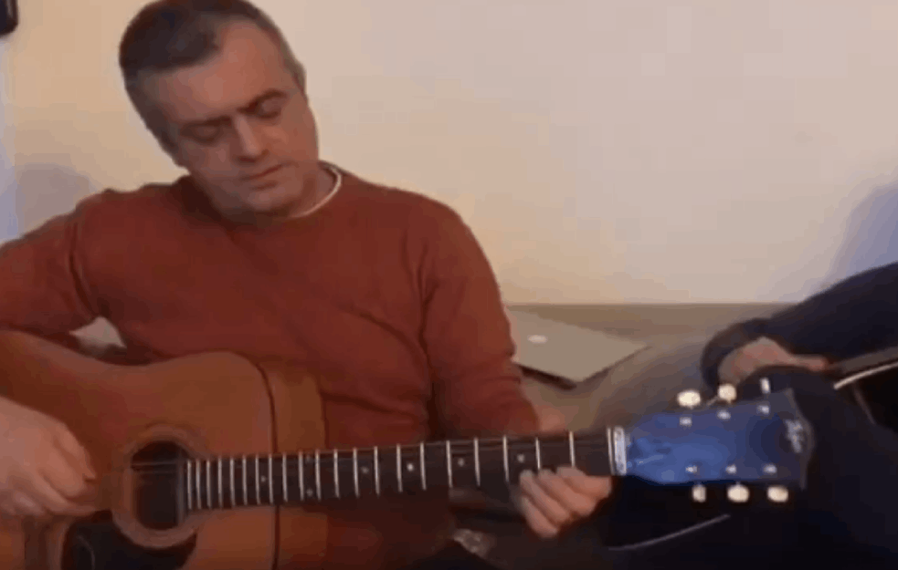 I SERGEJ TRIFUNOVIĆ ZAPEVAO DŽEJA: Glumac se oprostio od folkera na svoj način (VIDEO)