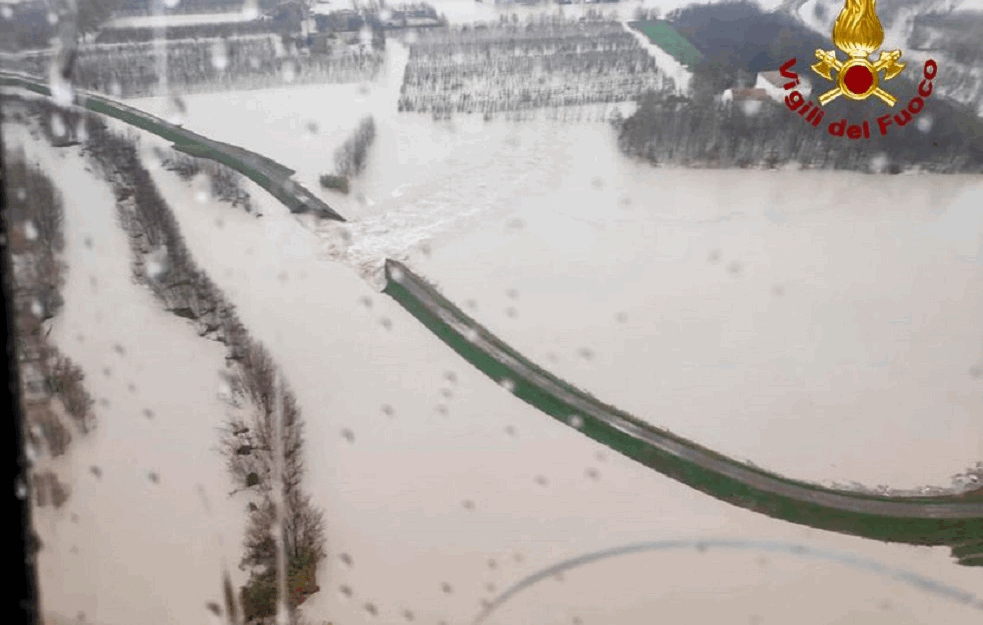 STRAŠNE POPLAVE I SNEG: Stanovnici EVAKUISANI, grad paralisan (FOTO) 