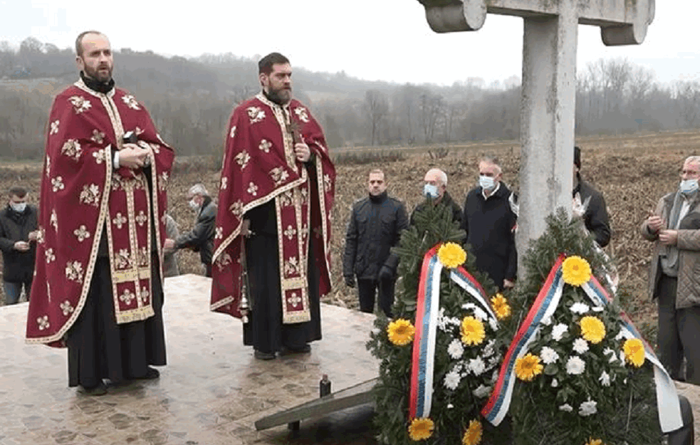 Tukli su ih MALJEVIMA, NOŽEVIMA I <span style='color:red;'><b>SEKIRA</b></span>MA, a onda POLUŽIVE ubacivali u jarak: Bili su nedužni, ubijale su ih USTAŠE samo zato što su SRBI (VIDEO)  