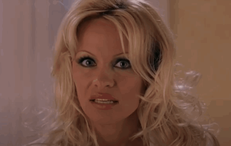 MOLBA ZA TRAMPA: Pamela Anderson obukla mini bikini da oslobodi Asanža (FOTO)
