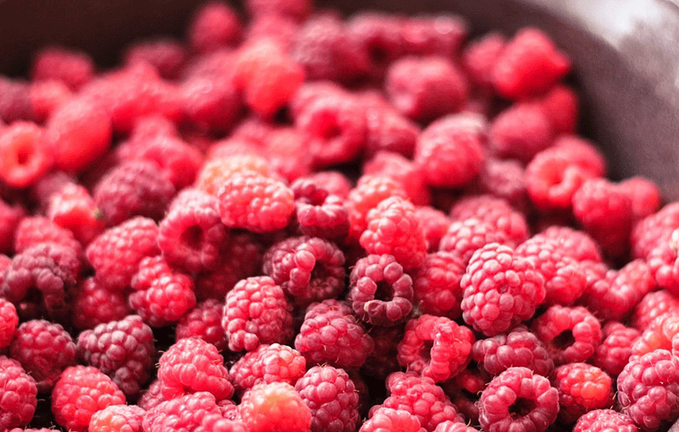 CRVENO ZLATO, MALINA SE KUPUJE NA PIJACAMA I U GRAMIMA :  Evo kolika je cena ove <span style='color:red;'><b>voćke</b></span>