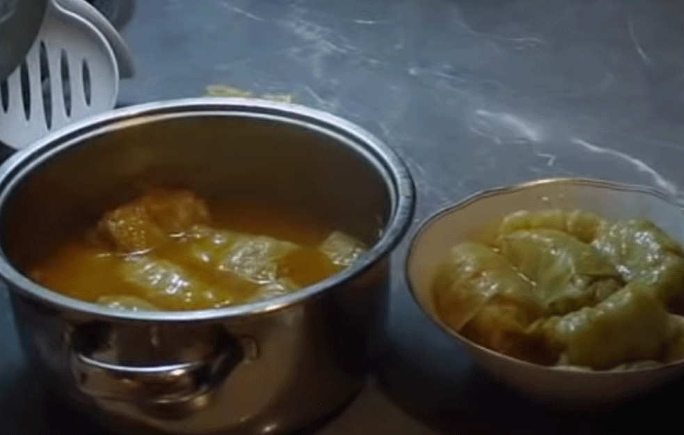 OVAJ RECEPT ĆE VAM BAŠ SVI TRAŽITI: <span style='color:red;'><b>Posna sarma</b></span> u kojoj NEĆETE NI PRIMETITI da nema mesa!