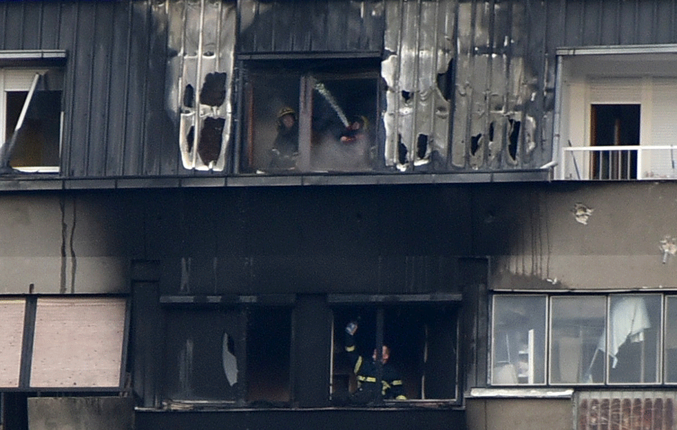 LOKALIZOVAN POŽAR U NOVOM SADU: Nema povređenih, a hrabri vatrogasci spasili PSA iz zgrade u plamenu! (FOTO)