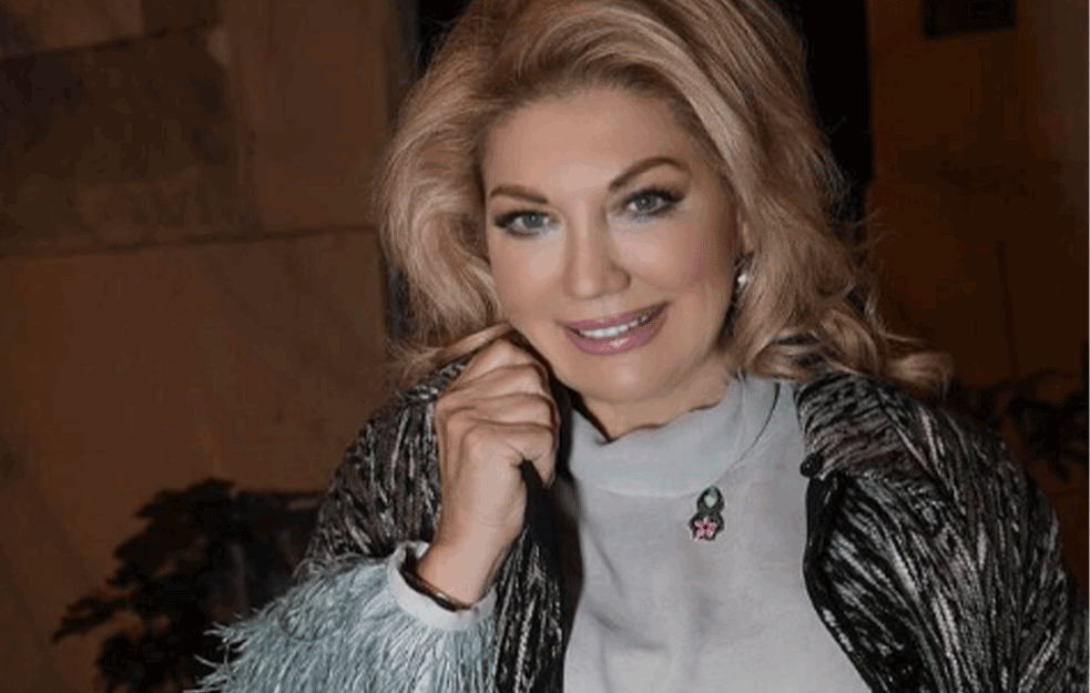 Cerka Suzane Mancic Povukla Je Izgledom Na Majku Bavi Se Umetnoscu Crta Perfektno A Mnogi Je Porede Sa Anđelinom Dzoli Foto Glas Javnosti Medijski Portal