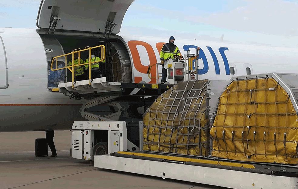 STIGLA FAJZEROVA VAKCINA U SRBIJU: Na beogradskom aerodromu dočekane PRVE DOZE, evo ko će odmah biti VAKCINISAN (VIDEO)  