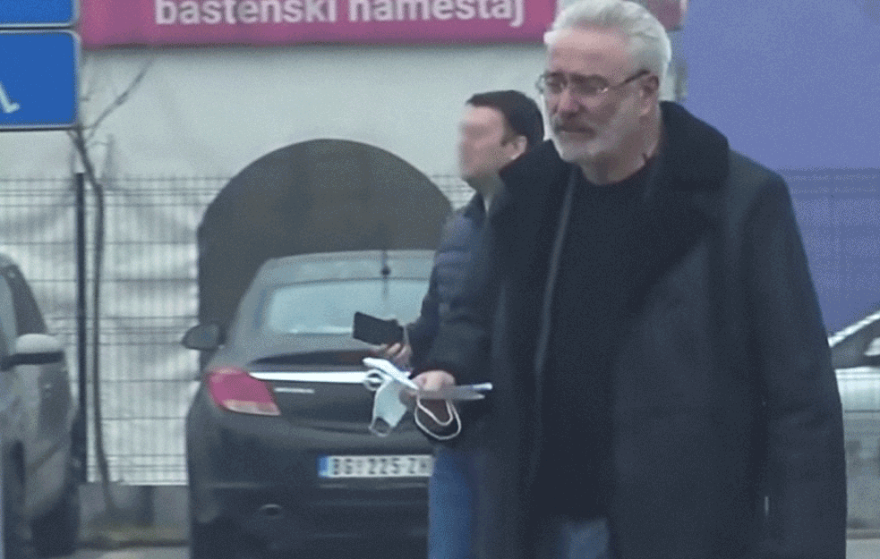 KAD NESTOROVIĆ KRENE U KUPOVINU! Evo kako čuveni DOKTOR tovari POTREPŠTINE u mazdin DŽIP, A KUĆA MU SVA U BELIM OGRADAMA! (VIDEO)    