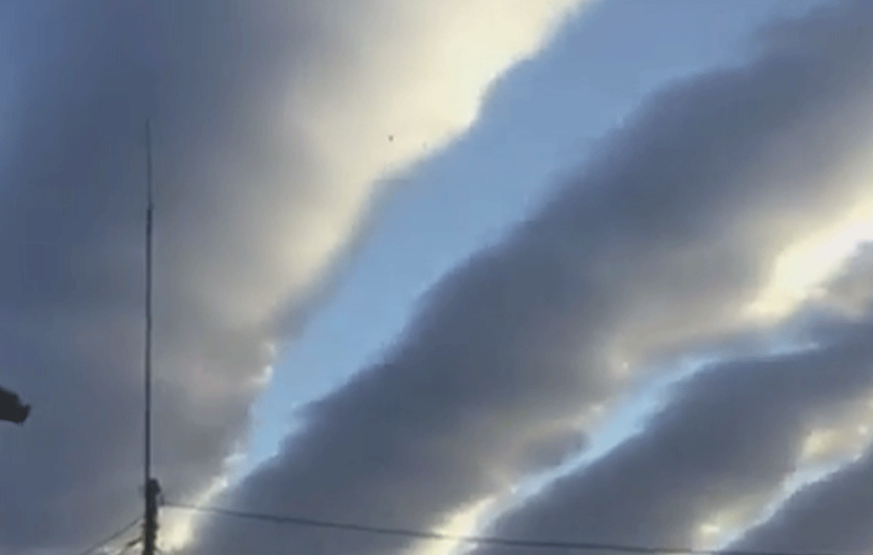 DELO PRIRODE ILI ČOVEKA? Nesvakidašnji prizori na nebu iznad Petrovca na Mlavi! (VIDEO)
