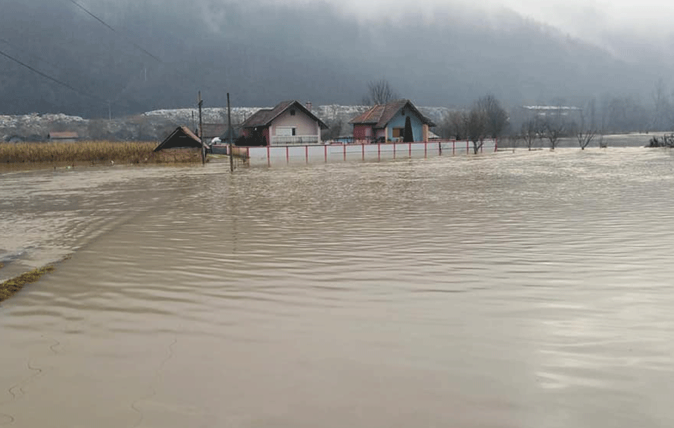 POPLAVA U PRIJEPOLJU: Izlio se Lim, voda ušla u domaćinstva! (FOTO)