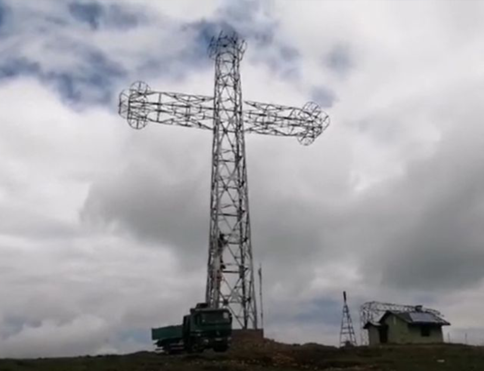 Pola Srbije će moći da ga vidi golim okom: Kod Kraljeva podignut KRST visok 33 metra i težak 16,5 tona (FOTO, VIDEO)
