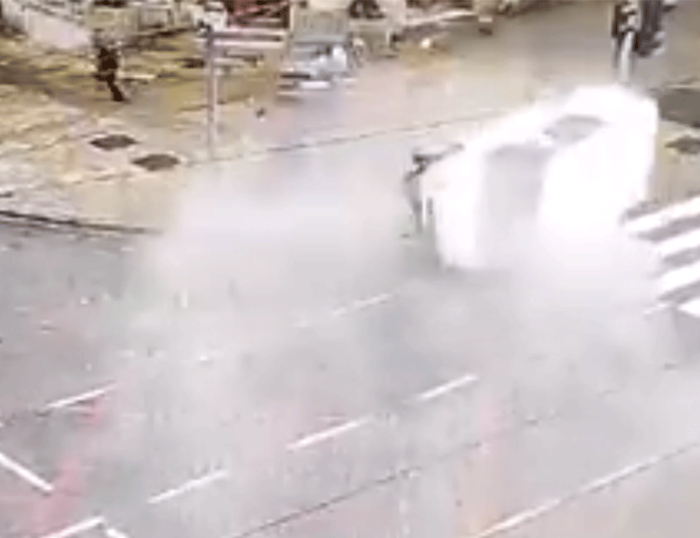 LEKARI MU  SE BORE ZA ŽIVOT: Vozač BMW-a iz sudara kod Vlade Srbije ipak ŽIV! (VIDEO)