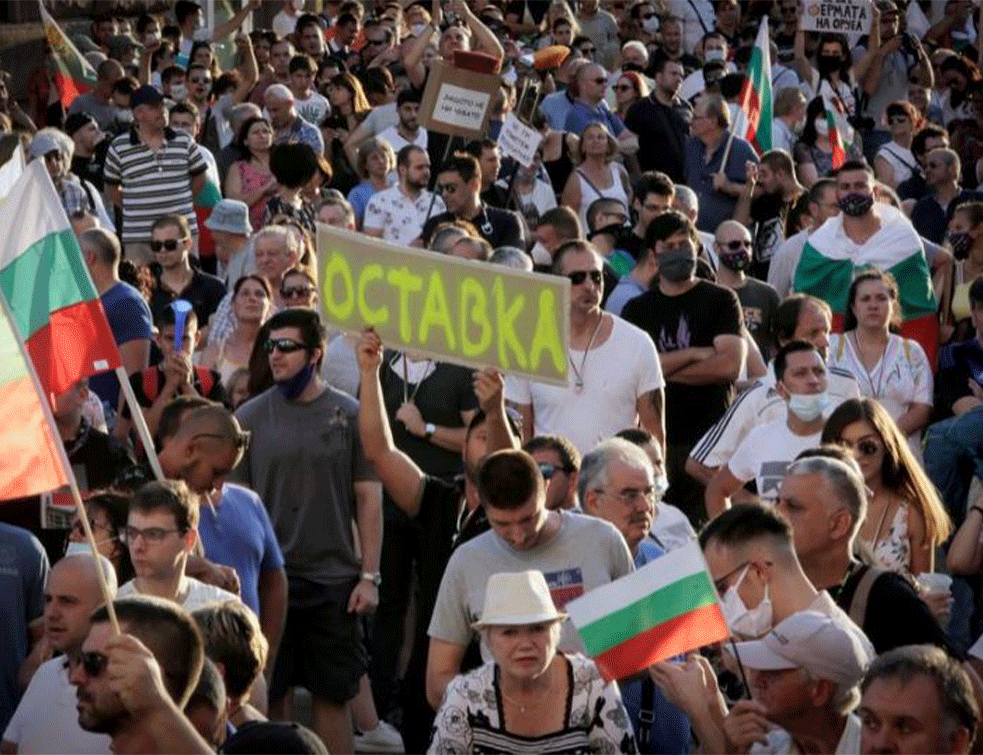 Haos ispred Bugarskog parlamenta: Na ulicama žandarmerija, demonstranti gađaju policiju jajima