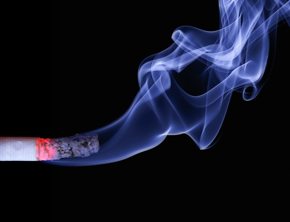 LJUBITELJI <span style='color:red;'><b>CIGARETA</b></span> UVODE SE NOVO PRAVILO : U Srbiji samogasivi papir od sledeće godine obavezan za sve cigarete