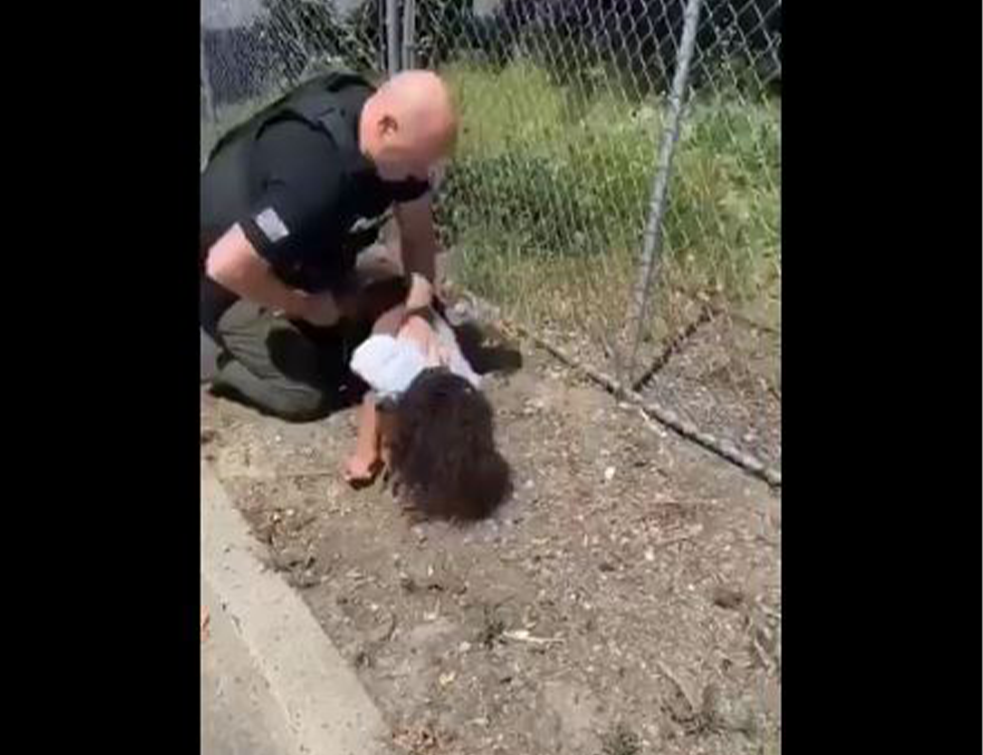 Policajac u SAD brutalno prebija dete (VIDEO)