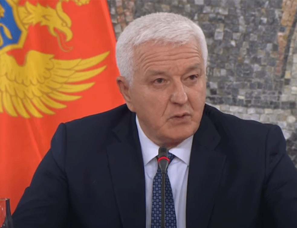 SAZNAJEMO: Raskol u crnogorskoj vladi! <span style='color:red;'><b>Premijer Crne Gore</b></span> i deo ministara spremni da povuku sporni zakon! Milo brutalno preti 