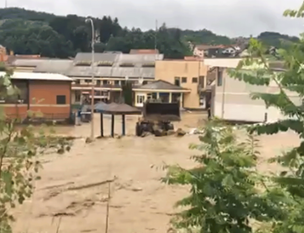 DRAMA U LJUBOVIJI: Voda nosi sve pred sobom! Srušila i most (VIDEO)