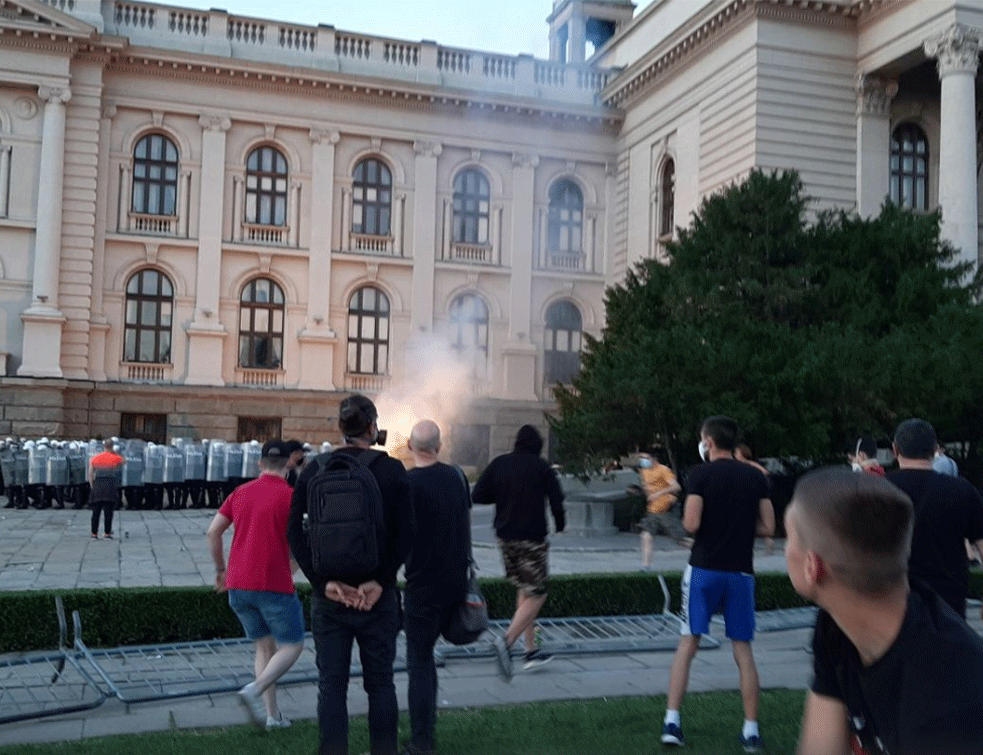 OPET HAOS PRED SKUPŠTINOM! Demonstranti zasuli policiju bakljama, policija bacila suzavac! (VIDEO)