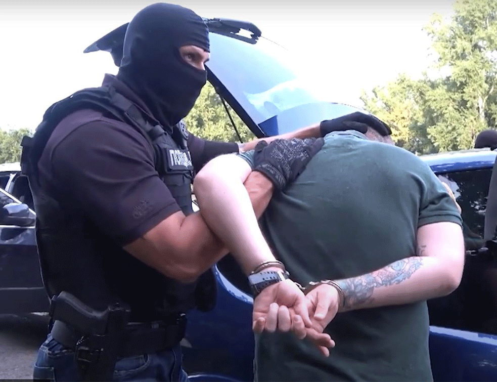 POLICIJSKA AKCIJA U BEOGRADU, UHAPŠENE 3 OSOBE: <span style='color:red;'><b>Zaplenjeno oružje</b></span> i narkotici (VIDEO)