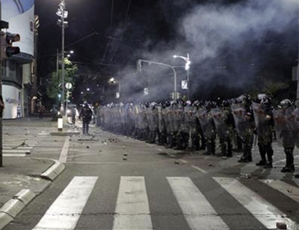 Pismo sestre mladića uhapšenog na protestu u Kragujevcu: Koga vi hapsite? Dete koje ovaj put uzima kartu u jednom pravcu!